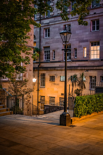 Une magnifique cour intérieure aperçue lors d'une promenade près du Royal Mile à Édimbourg