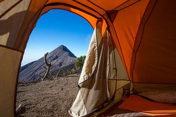 Uitzicht vanuit de tent na het beklimmen van een berg van Michiel Ton