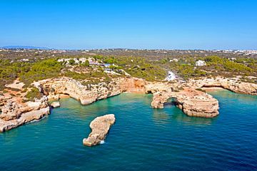 Luchtfoto van Praia Albandeira in de Algarve Portugal van Eye on You