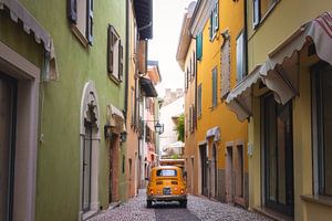 Fiat 500 dans une ville colorée | Italie | photographie de voyage