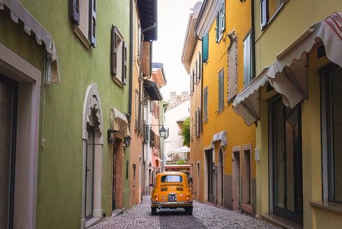 Fiat 500 in kleurrijk stadje | Italië  | reisfotografie