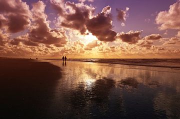 Strandspaziergang mit Sonnenuntergang von H.Remerie Fotografie und digitale Kunst