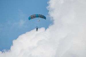 Parachutisten in dubbelsprong