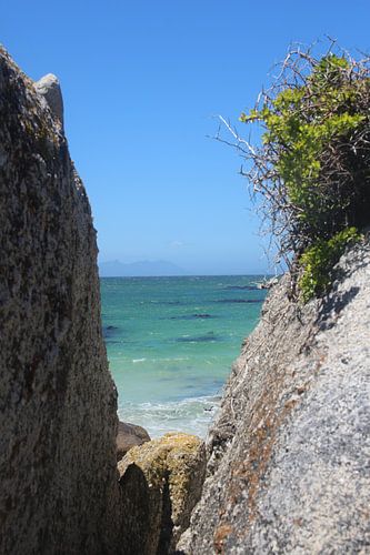 Doorkijk tussen rotsen