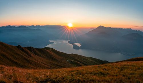 Zonsopgang boven de Italiaanse bergen