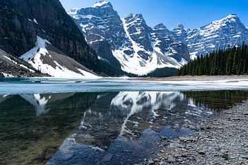 Lake Moraine and some of The Ten Peaks van Floris van Woudenberg