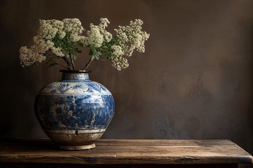 Stilleben blaue Vase mit weißen Blumen