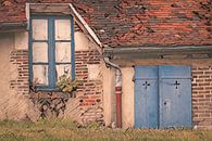 blauwe luiken in een vervallen Frans huis van Corrie Ruijer thumbnail