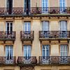 Façade avec des petits balcons en fer forgé sur Blond Beeld
