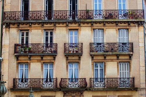Façade avec des petits balcons en fer forgé sur Blond Beeld