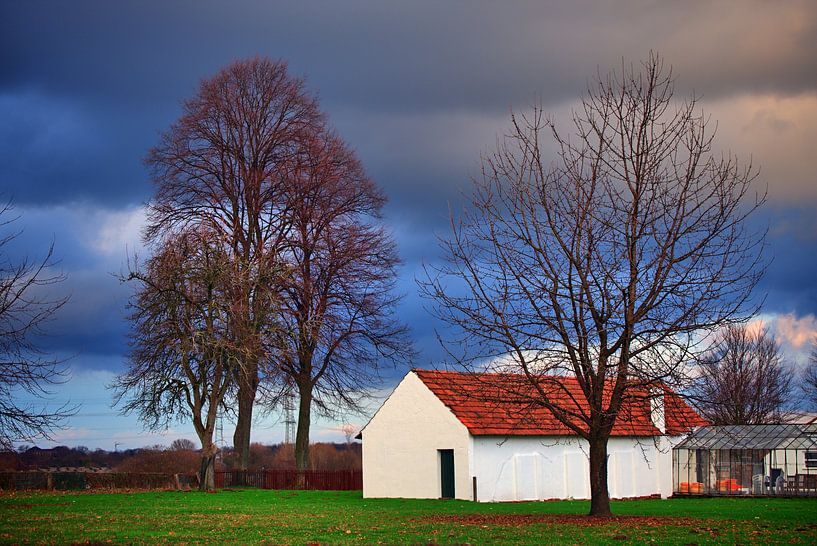 Wit huis en donkere lucht van Edgar Schermaul