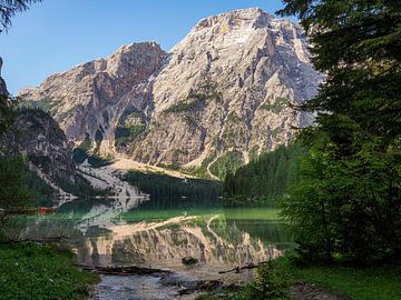 The turquoise-coloured Lago di Braies is nestled quietly between the steep rock faces of the Dolomites. Mirror-smooth water by Miriam Schwarzfischer Fotografie