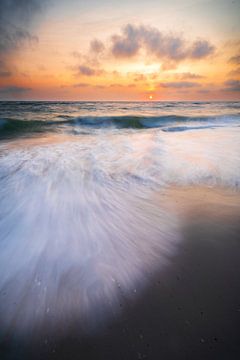 Sonnenuntergang an der Nordsee mit Wellen die auf den Strand rollen von Daniel Pahmeier
