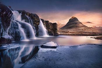 Island Landschaft mit Berg Kirkjufell und Wasserfällen.