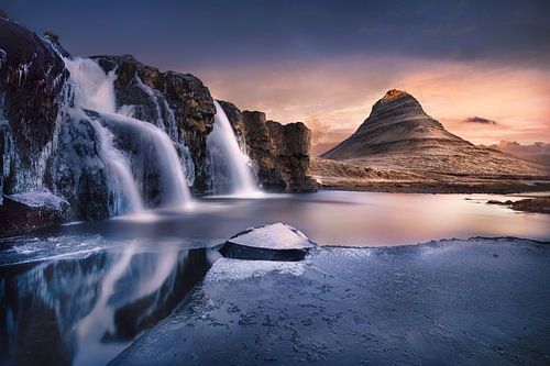 Paysage islandais avec le mont Kirkjufell et des chutes d'eau.