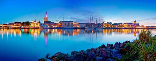 Panorama skyline Kampen in de nacht van Anton de Zeeuw