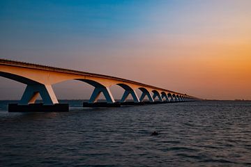 De Zeelandbrug, Zeeland (Nederland) bij zonsopkomst. van Gert Hilbink