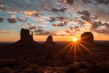 Zonsopgang in Monument Valley van Jonathan Vandevoorde