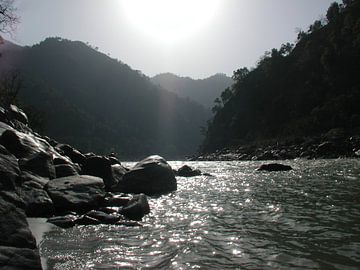 De wilde rivier de Ganges in de Himalaya bij zonsopgang in India van Eye on You