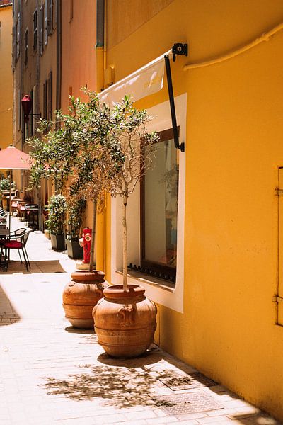 Malerische Straße in Saint-Tropez von Mélissa Lafarque