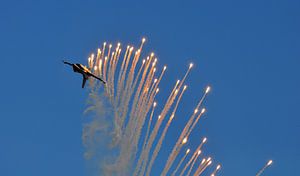 F-16 avec fusées éclairantes