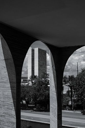 La tour principale de la place des trois pouvoirs vue du palais d'Itimaraty