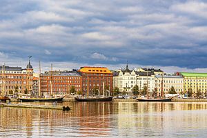 Segelschiffe und historische Gebäude in Helsinki, Finnland