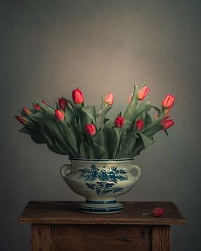 Tulipes rouges dans un vase bleu Delft sur Mariska Vereijken