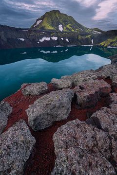 Ein Kratersee mit azurblauem Wasser in Island. von Jos Pannekoek