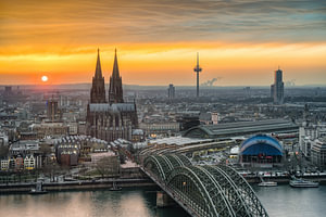 Vue sur Cologne au coucher du soleil