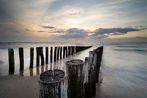 Zonsondergang bij de paalhoofden van Domburg van Raoul Baart