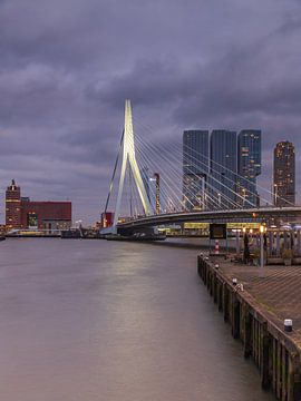 Erasmusbrug, Rotterdam met mooie wolkenlucht van Meindert Marinus