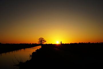 Zicht op Eemnes bij zonsondergang vanaf de Eempolder van Jos van den berg