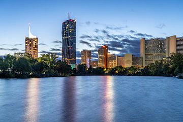 Skyline van de Donaustad in Wenen van Peter Schickert