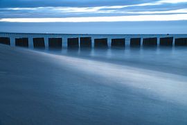 Groyne in Zingst aan de Oostzee. De kribben reiken tot in de zee van Martin Köbsch