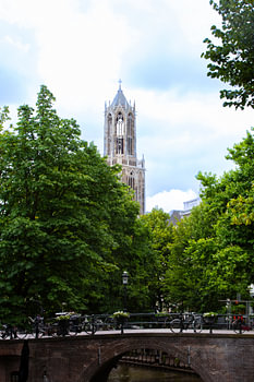 Der Dom im Zentrum von Utrecht mit der Oudegracht im Vordergund