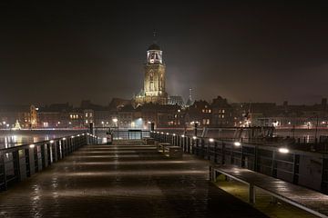 Nevelige skyline van Deventer van Cor de Hamer