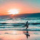 Surfer op het strand van Scheveningen met zonsondergang van Wahid Fayumzadah thumbnail