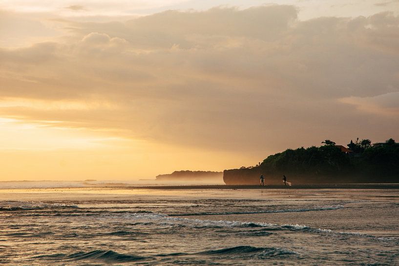 Goldene Stunde am Strand von Bali von Suzanne Spijkers