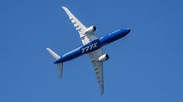 Flyby van een Boeing 777X testvliegtuig. van Jaap van den Berg