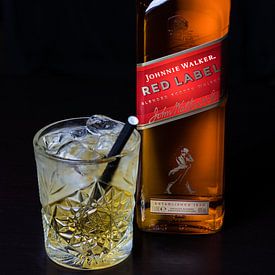 Johnnie Walker whisky cocktail tegen een zwarte achtergrond van Stefan van der Wijst