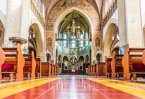 Vanaf het middenpad van de Sint-Gummaruskerk in Steenbergen (Brabant)