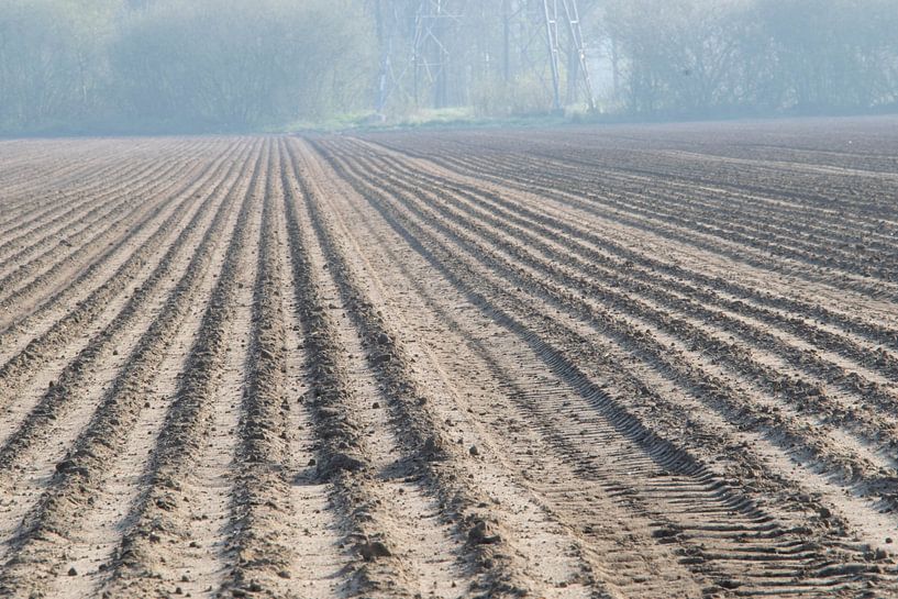 gepflügtes Feld mit Morgennebel von Aan Kant