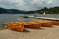 Hölzerne Ruderboote am Strand, Titisee, Schwarzwald, Deutschland