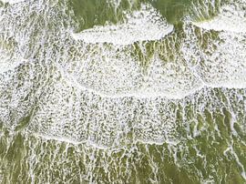 Vagues frappant la plage vues d'en haut sur Sjoerd van der Wal Photographie