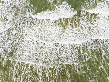 Golven die het strand raken van bovenaf gezien van Sjoerd van der Wal Fotografie