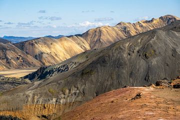De kleurrijke ryolietbergen van Landmannalaugar van Gerry van Roosmalen