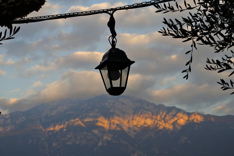 Laterne vor den Bergen von Frank Briske