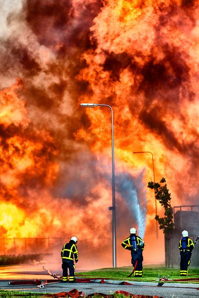 Les pompiers devant un incendie dans une zone industrielle par Sjoerd van der Wal Photographie