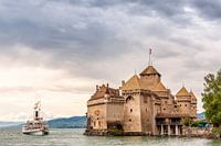 Een passagiersstoomboot nadert het kasteel van Chillon (Zwitserland).